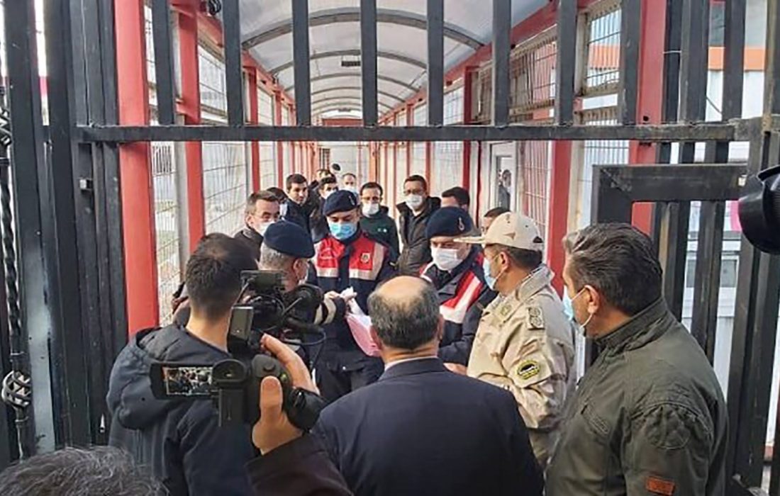 مبادله ۲۱ زندانی بین ایران و ترکیه در مرز بازرگان؛ دو زن در بین زندانیان