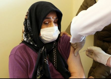 سالمندان مرکز فیاض بخش و خوبان تبریز واکسن کرونا دریافت کردند