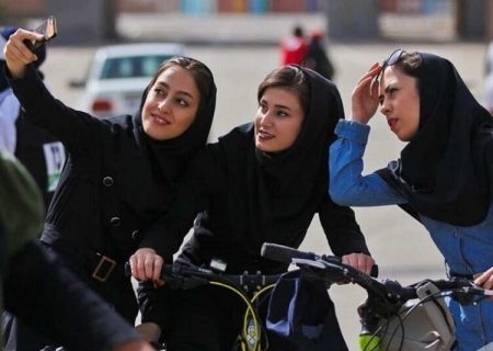 ممنوع بودن خروج زنان از ایران توجیه ندارد/ چرا یک دختر ۴۰ ساله برای سفر خارجی باید اجازه پدر را داشته باشد؟