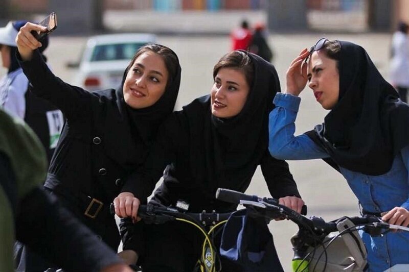 ممنوع بودن خروج زنان از ایران توجیه ندارد/ چرا یک دختر ۴۰ ساله برای سفر خارجی باید اجازه پدر را داشته باشد؟