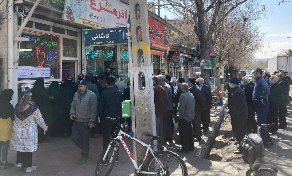 بازار آشفته مرغ در تبریز و گلایه های مردم از صف های طولانی برای خرید