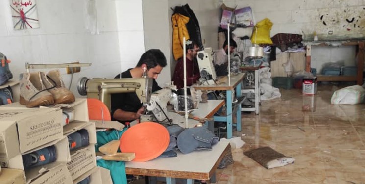 «کار آفرینی» کارگر با ۱۰۰ هزار تومان / اشتغال‌زایی برای ۵۰ نفر با تولید کفش ورزشی در محروم ترین شهر آذربایجان