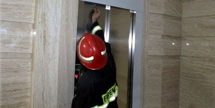 گرفتار شدن ۱۰۰ شهروند تبریزی در داخل آسانسور به علت قطعی های بی برنامه برق!