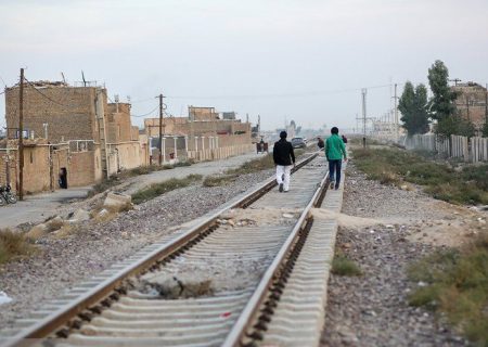 ۱۳ کیلومتر از راه‌آهن سراسری از مناطق مسکونی مراغه عبور می‌کند