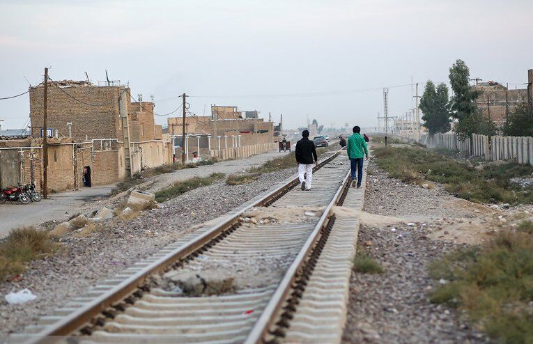 ۱۳ کیلومتر از راه‌آهن سراسری از مناطق مسکونی مراغه عبور می‌کند