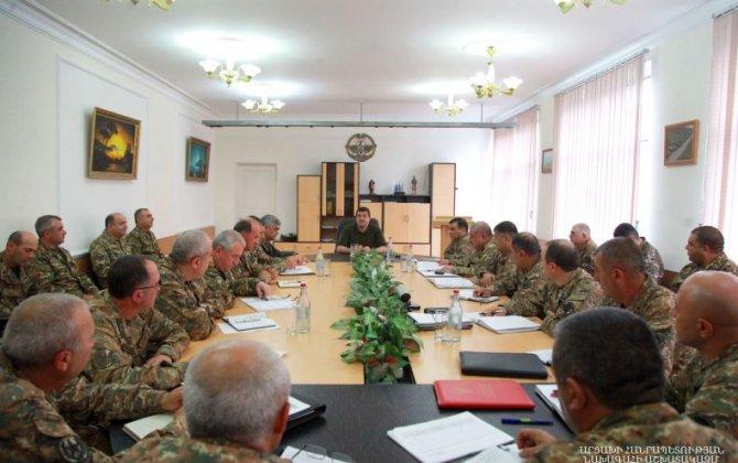 رهبر جدایی طلب قره‌باغ در جلسه با فرماندهان از ایجاد ارتش حرفه‌ای سخن گفت