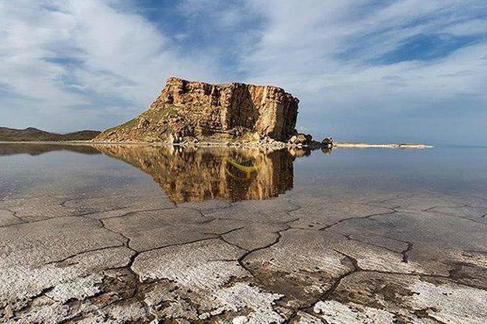 چنگال خشکی بر گلوی نگین فیروزه ای: دریاچه ارومیه ۸۸ کیلومتر دیگر کوچک شد