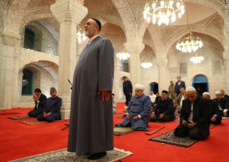 خادمان دینی آذربایجان در سفر به شوشا در مسجد یوخاری گوهر آقا نماز خواندند+عکس