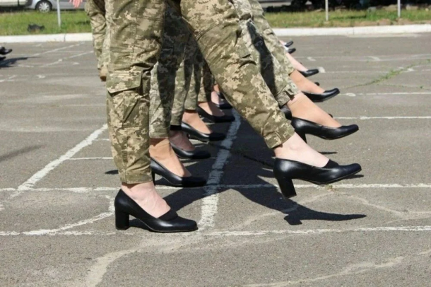 کفش های نظامیان زن با اعتراض روبرو شد + عکس