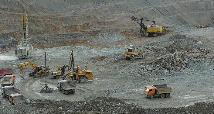 تجهیزات شرکت غیرقانونی بهره بردار از معدن طلای زود از منطقه اخراج شدند