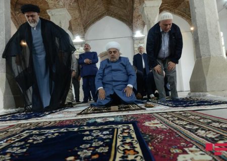 اقامه نماز رهبران جامعه مذهبی آذربایجان در مسجد ساعاتلی شوشا
