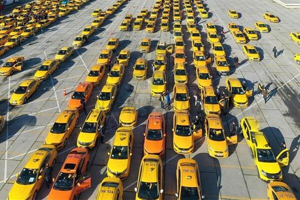 شهردار استانبول مجوز ۴۰۰ تاکسی فرودگاه این شهر را‌ را لغو کرد
