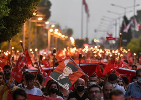 مردم آنتالیا با راهپیمایی فانوس شادی روز پیروزی را تجربه کردند