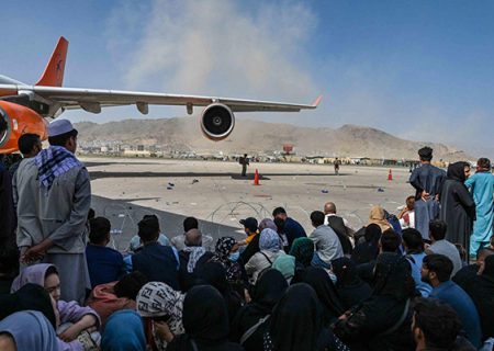 دستکم ۴۰ نفر در جریان ازدحام در فرودگاه کابل کشته شدند