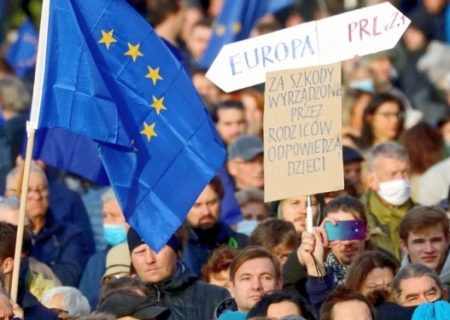 تظاهرات ده ها هزار لهستانی در‌ حمایت از ابقای این کشور در اتحادیه اروپا