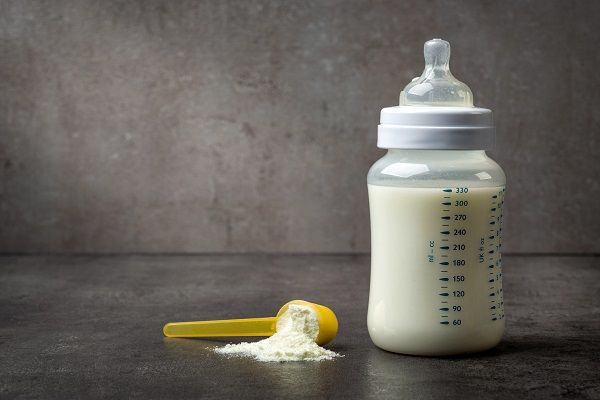 ۵۰۰ تن ماده اولیه شیرخشک نوزاد در معرض فساد/اختلاف بر سر ارز دولتی و نیمایی