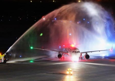 استقبال از هواپیمای پگاسوس با تاق آب در تبریز