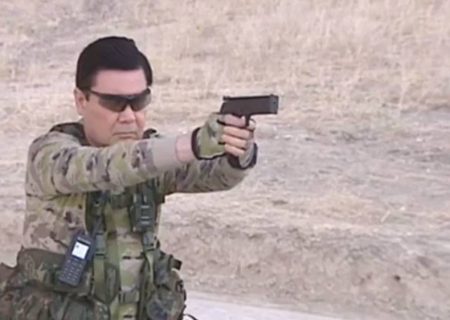 رئیس جمهور ترکمنستان مجددا مهارتش در شلیک با اسلحه کمری را به نمایش گذاشت