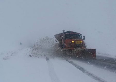 بارش برف و کولاک راه ارتباطی ۱۲۰ روستای هشترود را بست