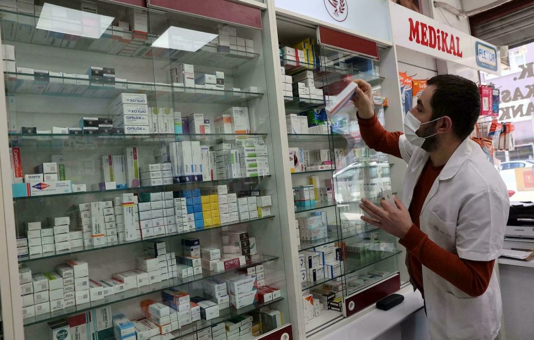 بحران لیر ترکیه؛ بیماران به دنبال داروهای نایاب وارداتی/ از شربت سرفه تا داروی سرطان
