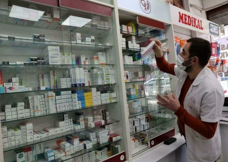 بحران لیر ترکیه؛ بیماران به دنبال داروهای نایاب وارداتی/ از شربت سرفه تا داروی سرطان