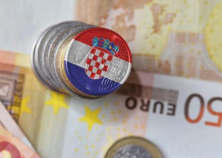 کرواسی از اول ژانویه ۲۰۲۳ به یورو روی می آورد