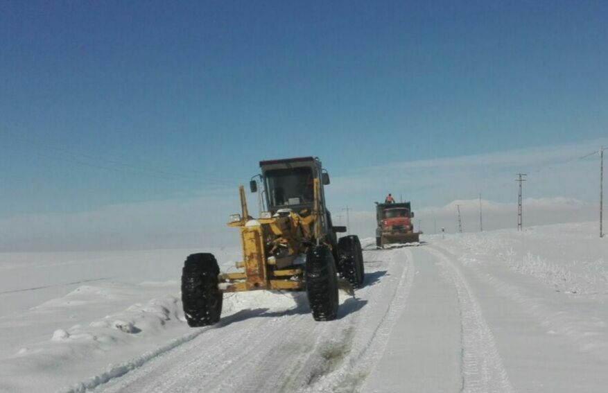 راه ارتباطی ۱۱۰ روستای مراغه بر اثر بارش برف بسته است