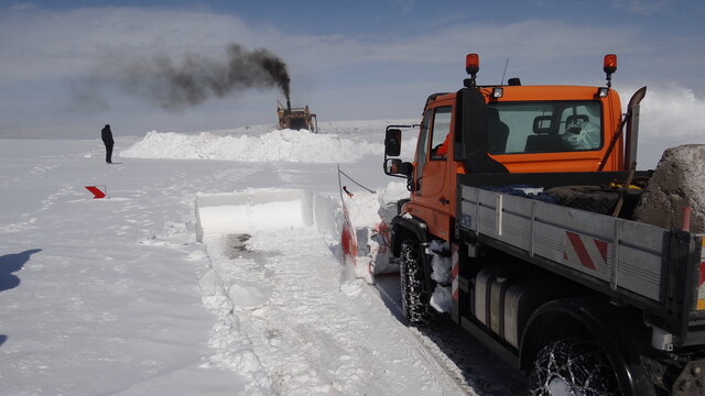 برف و کولاک راه ۲۰۰ روستای آذربایجان شرقی را مسدود کرد