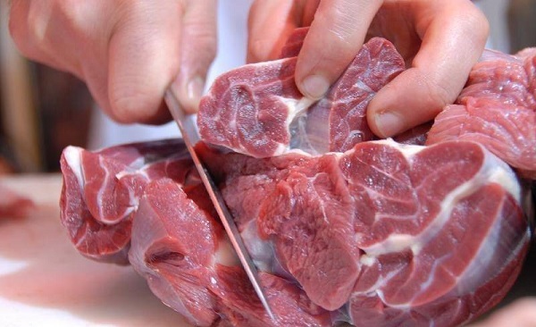 اتحادیه گوشت گوسفندی: خانواده‌هایی که پارسال ماهی ۲ کیلو گوشت مصرف می‌کردند، امسال یک کیلو می‌خرند