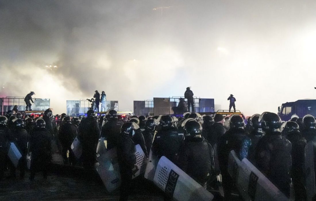 قزاقستان صحنه اعتراضات مردمی یا کودتا علیه اتحادیه نوپای کشورهای ترک توسط روسیه و با هماهنگی و چشم پوشی آمریکا و اروپا و چین(+فیلم)