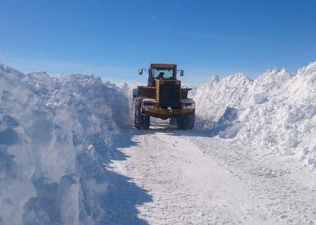 برف و کولاک راه ۱۲۰ روستا را در آذربایجان شرقی بسته است