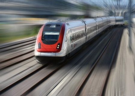 قطار سریع السیر تبریز- تهران در ایستگاه وعده‌ها
