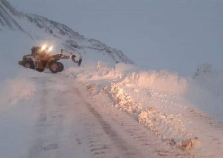 راه ۱۲۴ روستا در استان اردبیل همچنان بسته است/توزیع نان در روستاهای گرفتار برف و کولاک