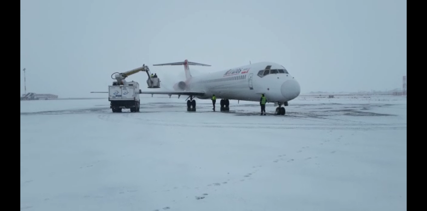 عملیات یخ زدایی بر روی پرواز شرکت هواپیمایی آتا