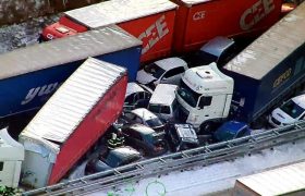 گزارش تصویری برخورد ۲۲ خودرو و ۱۴ کامیون در جمهوری چک، این حادثه ۴ مصدوم داشت و مصدومان با بالگرد منتقل شدند.