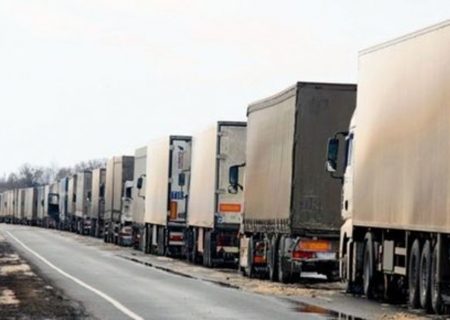 صف طولانی کامیون‌ها در آستارا به دلیل محدودیت پذیرش در مرز روسیه