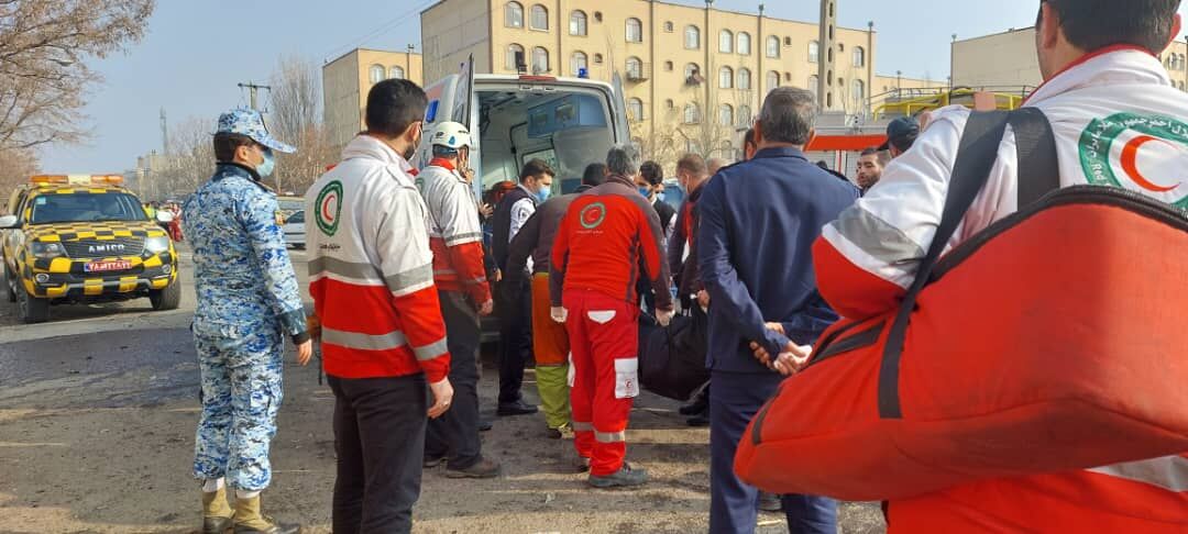 حضور گروه تخصصی آوار برداری آتش نشانی تبریز در صحنه سقوط هواپیمای جنگی/اعزام ۵ آمبولانس اورژانس