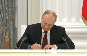 امضای به رسمیت شناختن جمهوری خلق دونتسک و لوهانسک توسط پوتین