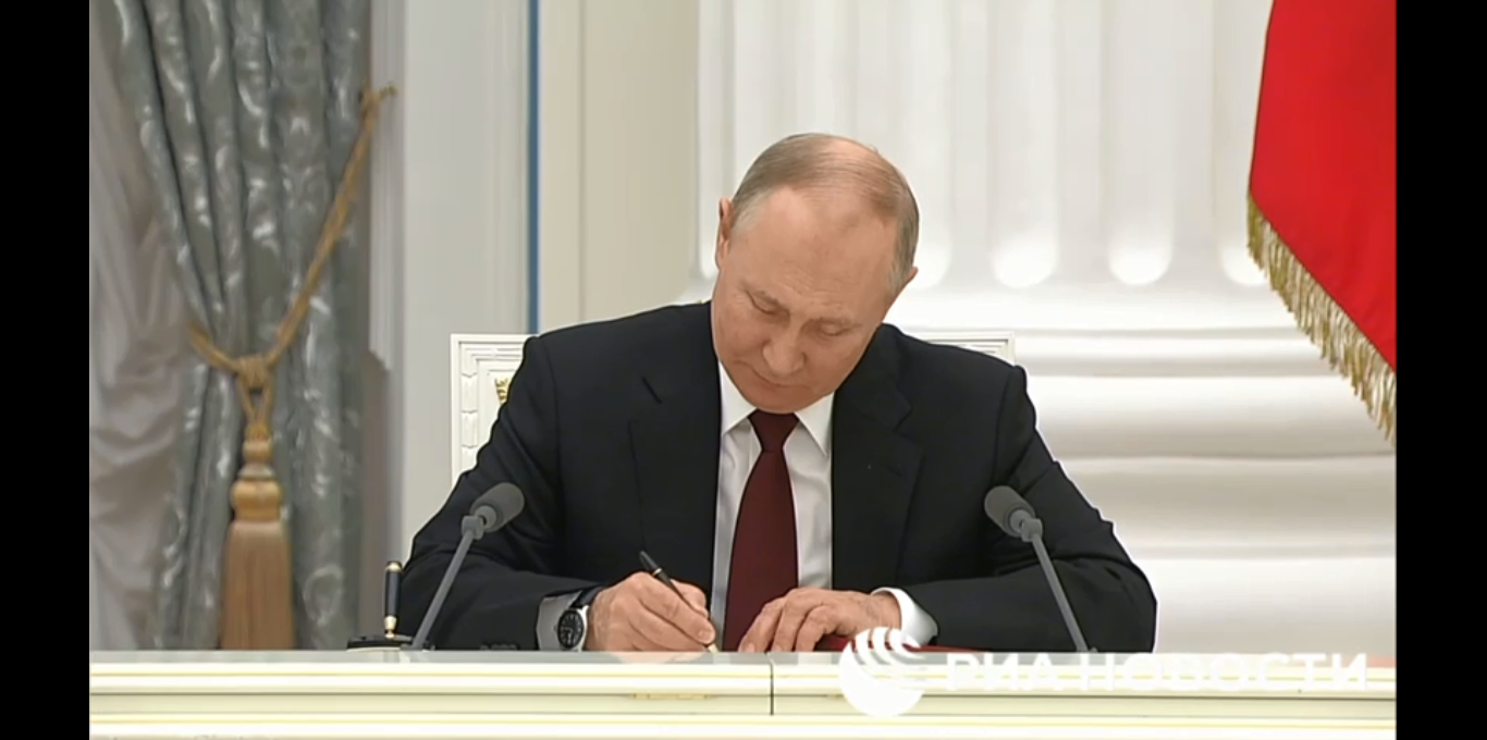 امضای به رسمیت شناختن جمهوری خلق دونتسک و لوهانسک توسط پوتین