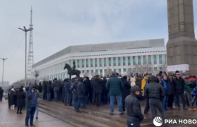 تجمع به یاد قربانیان حوادث ژانویه قزاقستان در میدان جمهوری در آلماآتا در حال برگزاری است