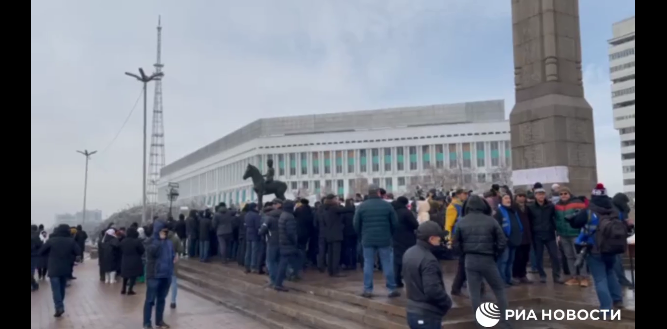 تجمع به یاد قربانیان حوادث ژانویه قزاقستان در میدان جمهوری در آلماآتا در حال برگزاری است