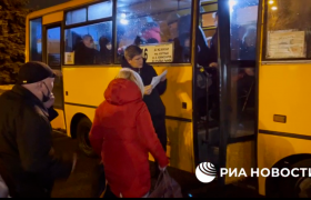 اتوبوس های حامل ساکنان جمهوری جدایی طلب دونتسک در حال انتقال به روسیه هستند