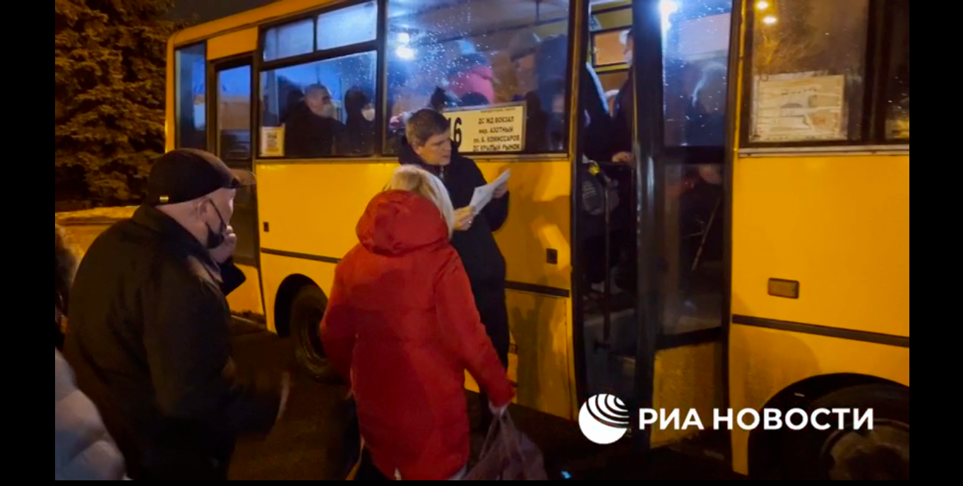 اتوبوس های حامل ساکنان جمهوری جدایی طلب دونتسک در حال انتقال به روسیه هستند