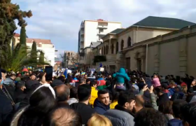 تجمع شهروندان آذربایجان در حمایت از اوکراین در شهر باکو