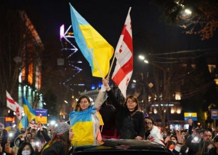 شهروندان گرجستان در حمایت از اوکراین دست به تجمع زدند