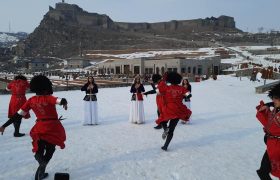 “رقص قفقازی” در دامن قلعه قارص ترکیه