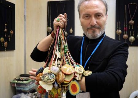 کاغذهای باطله با لمس استادانه هنرمند ترکیه ای به “جواهرات” تبدیل می شوند