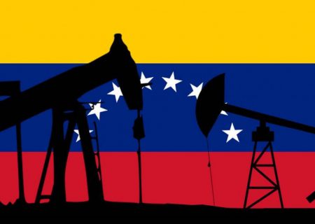عقب نشینی آمریکا از سیاست تحریم ونزوئلا به خاطر قیمت نفت و جنگ با روسیه/ سفر هیات آمریکایی به کاراکاس