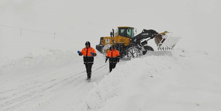 راه ارتباطی ۴۹ روستا در آذربایجان غربی مسدود است/رها سازی ۲۰ خودروی گرفتار شده در برف توسط راهداران