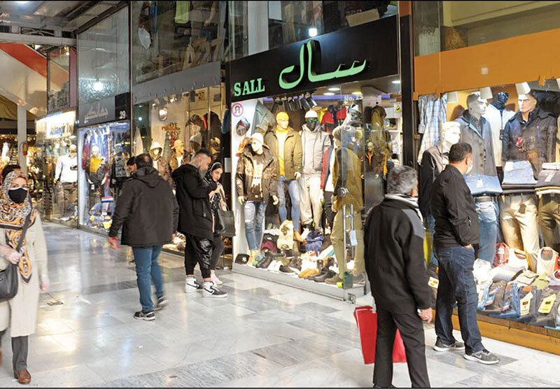 بازار شب عید پوشاک کساد شد/ استقبال مردم از دست‌فروشان لباس